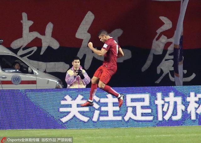 当他成功拍下这颗回春丹之后，他便在他亲儿子的搀扶下，缓慢走上了台。